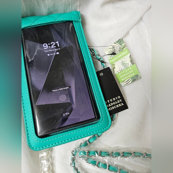 Badgley  Mischka Women's crossbody wallet-phone case - Picture 8 of 8